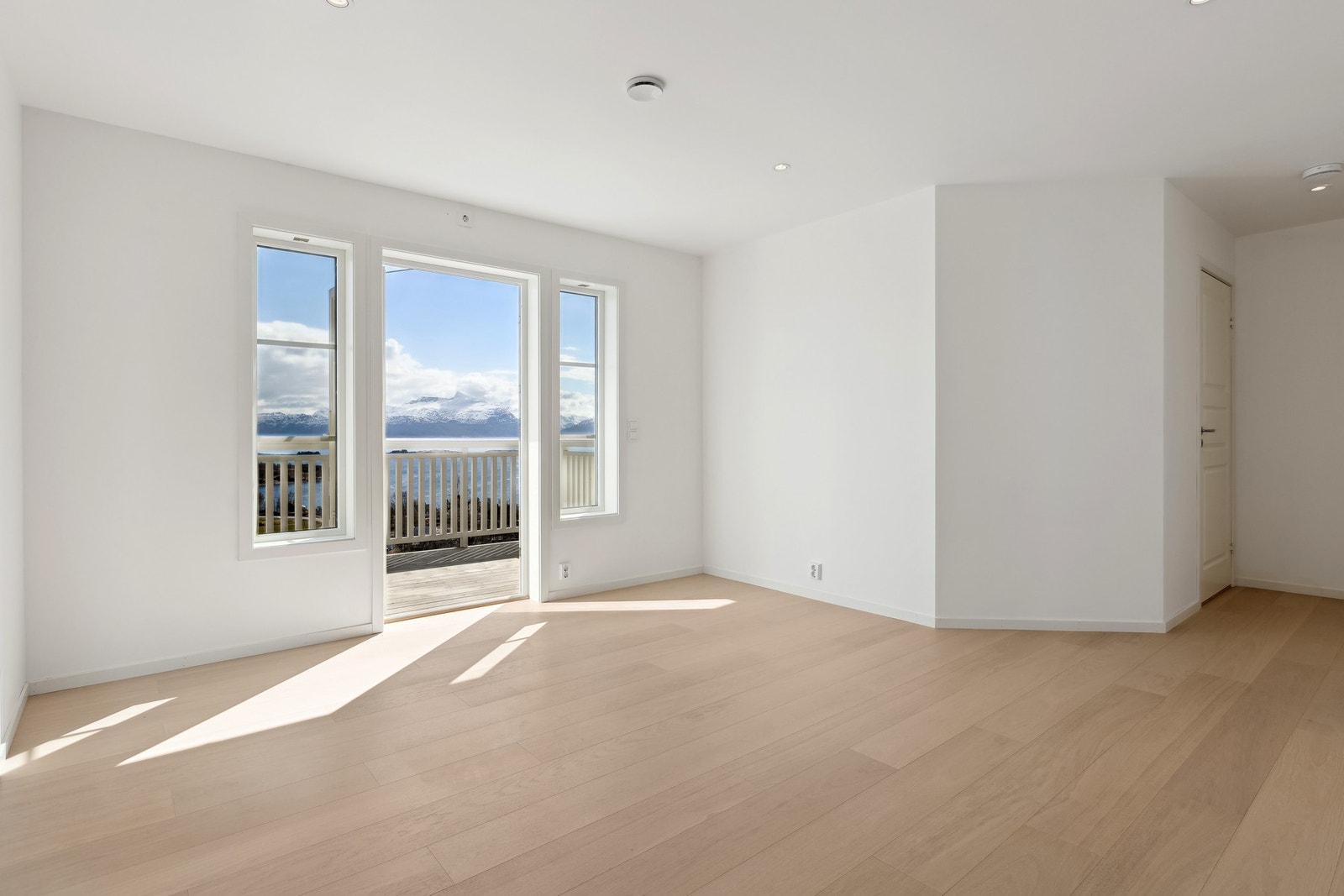 Lys og luftig stue i toppetasjen - perfekt som TV-stue, lekerom eller kontor Galleribilde