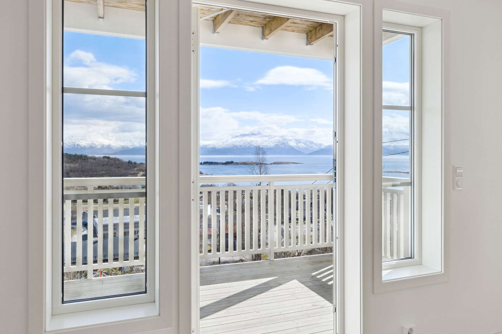 Fra stuen i første etasje har du utsyn mot Ofotfjorden - en vakker ramme rundt hverdagen, samt utgang til balkong Galleribilde