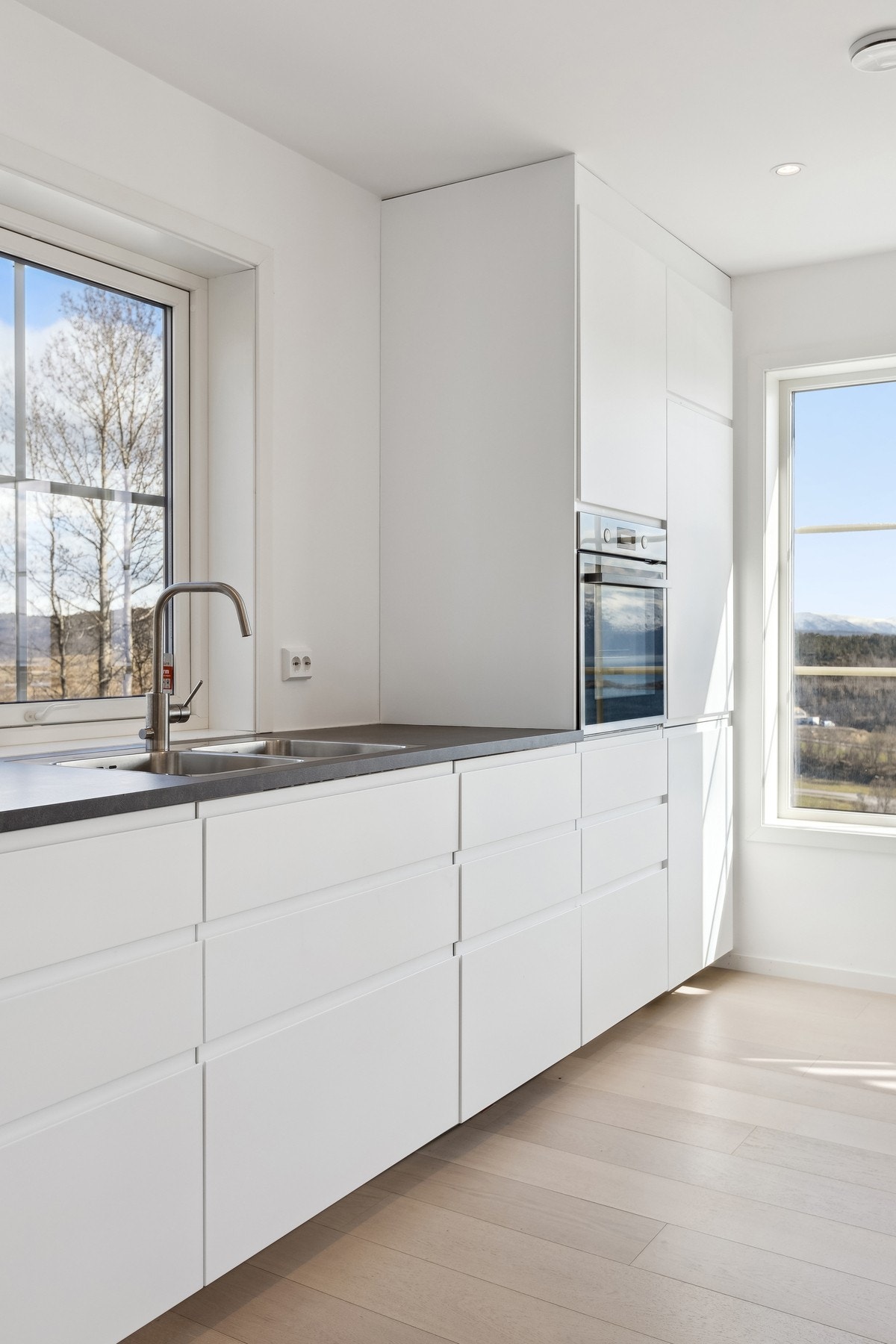 Meget praktisk å ha underlimt vask med dobbel vaskekum Galleribilde