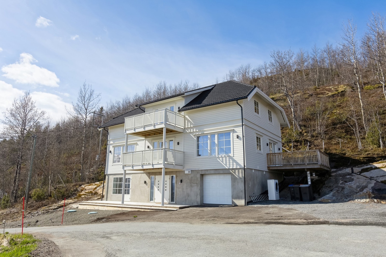 Moderne enebolig med liggende kledning og halvvalmet tak - oppført i 2020-24 med solide materialvalg Galleribilde