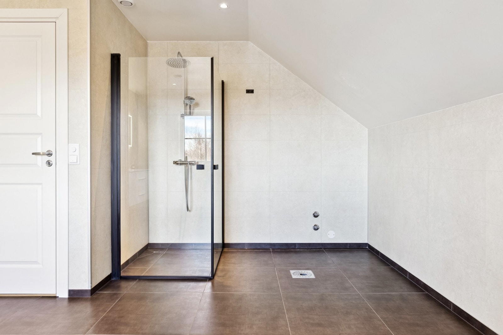 Dusjhjørne med glassvegg og slukrenne i stål - funksjonelt og elegant Galleribilde