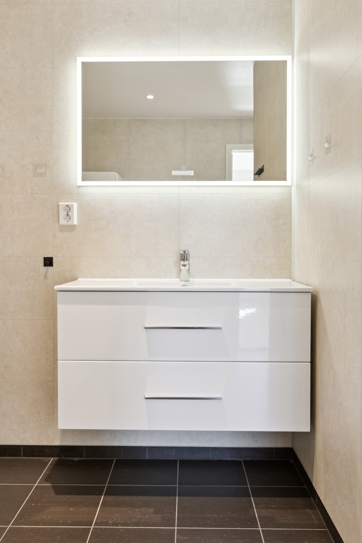 Moderne baderomsinnredning med gode lagringsmuligheter Galleribilde