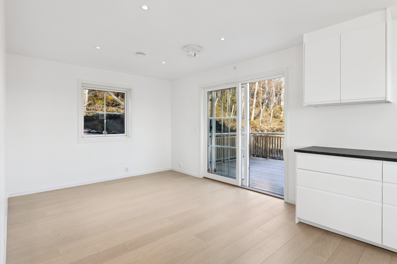 Romslig spiseplass i tilknytning til kjøkkenet, sam utgang til romslig balkong Galleribilde