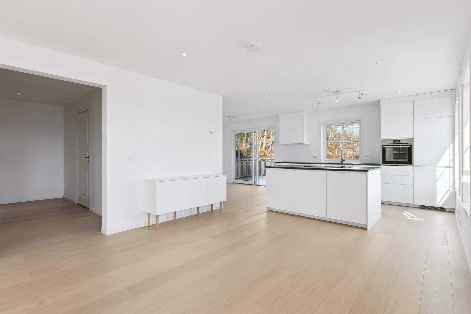 Lyst og moderne kjøkken med kjøkkenøy - stilrent og praktisk Galleribilde