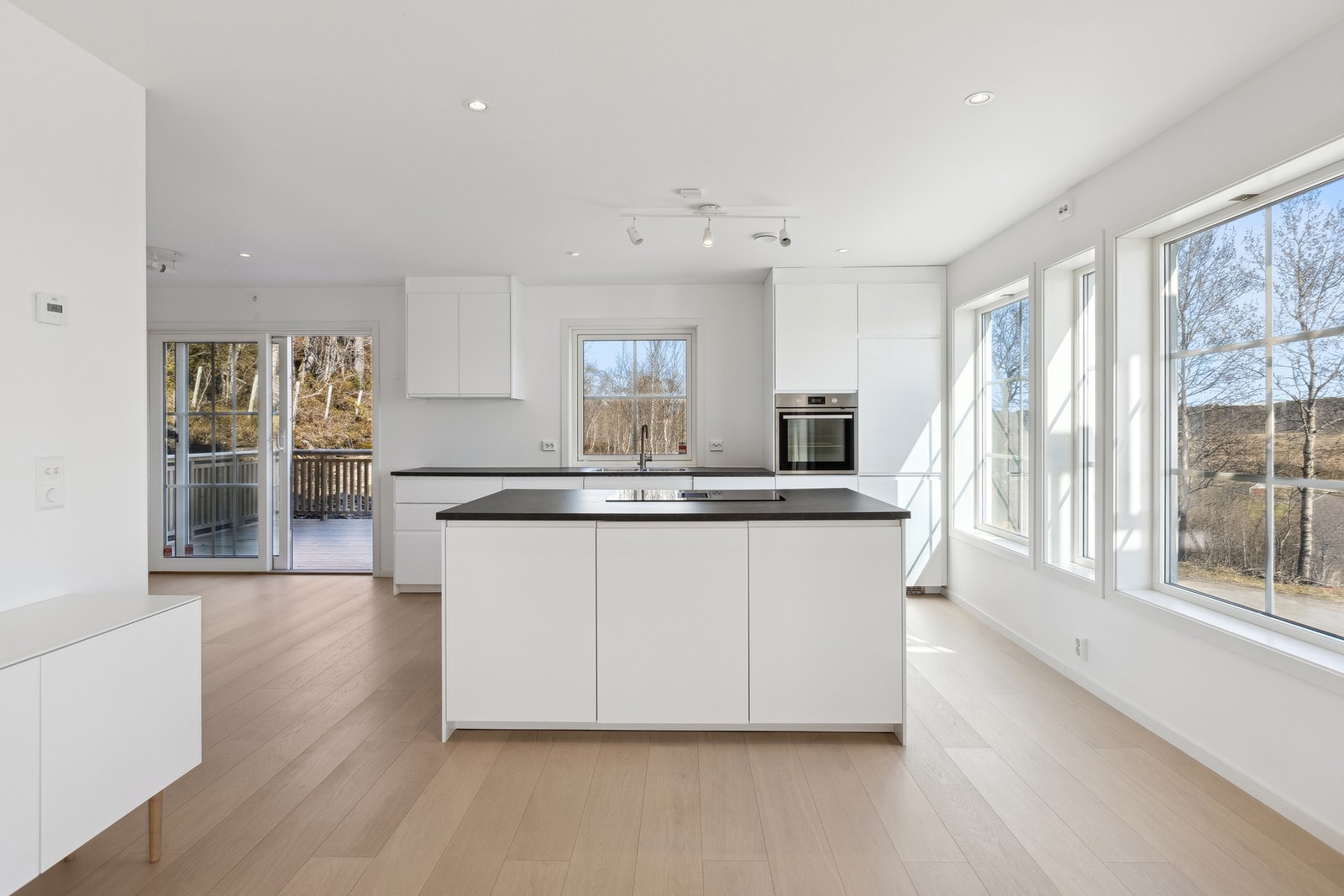 Stekeovn, oppvaskmaskin, kjøl/frys og induksjonstopp - alt du trenger er på plass Galleribilde