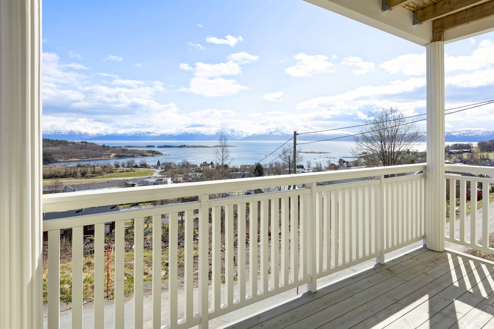 Balkong i første etasje med utgang i fra stue Galleribilde