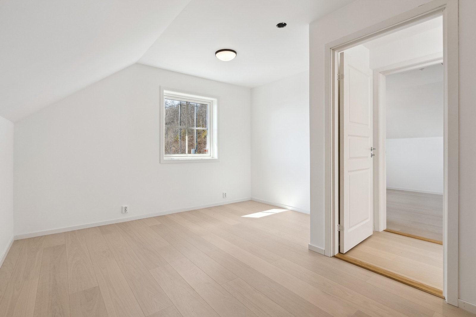 Soverom nr 2 i andre etasje - Ideelt som barnerom, ungdomsrom eller gjesterom Galleribilde