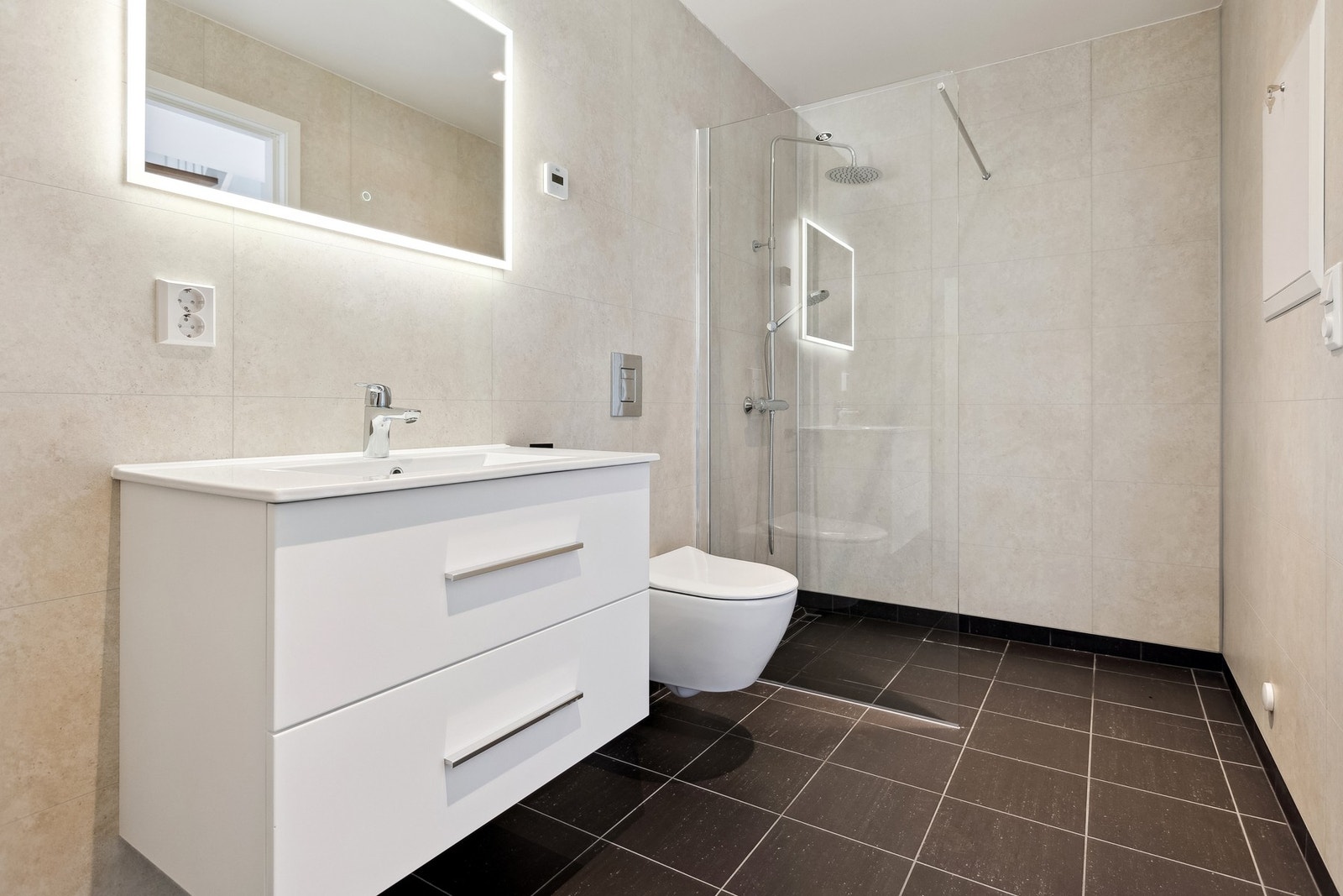 Bad nr 2 i første etasje - Dette rommet kombinerer bad og vaskerom på en praktisk måte - perfekt for en aktiv hverdag. Galleribilde