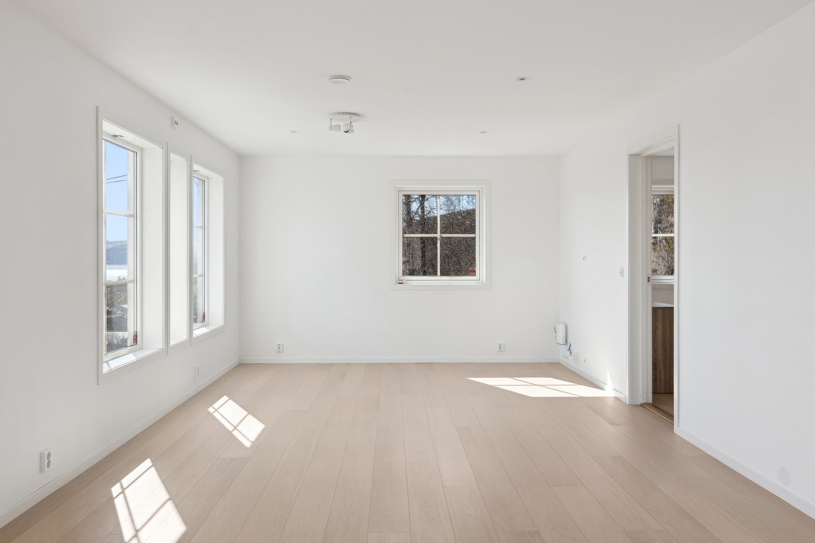 Parkettgulv, malte gipsvegger og balansert ventilasjon gir et behagelig inneklima året rundt Galleribilde