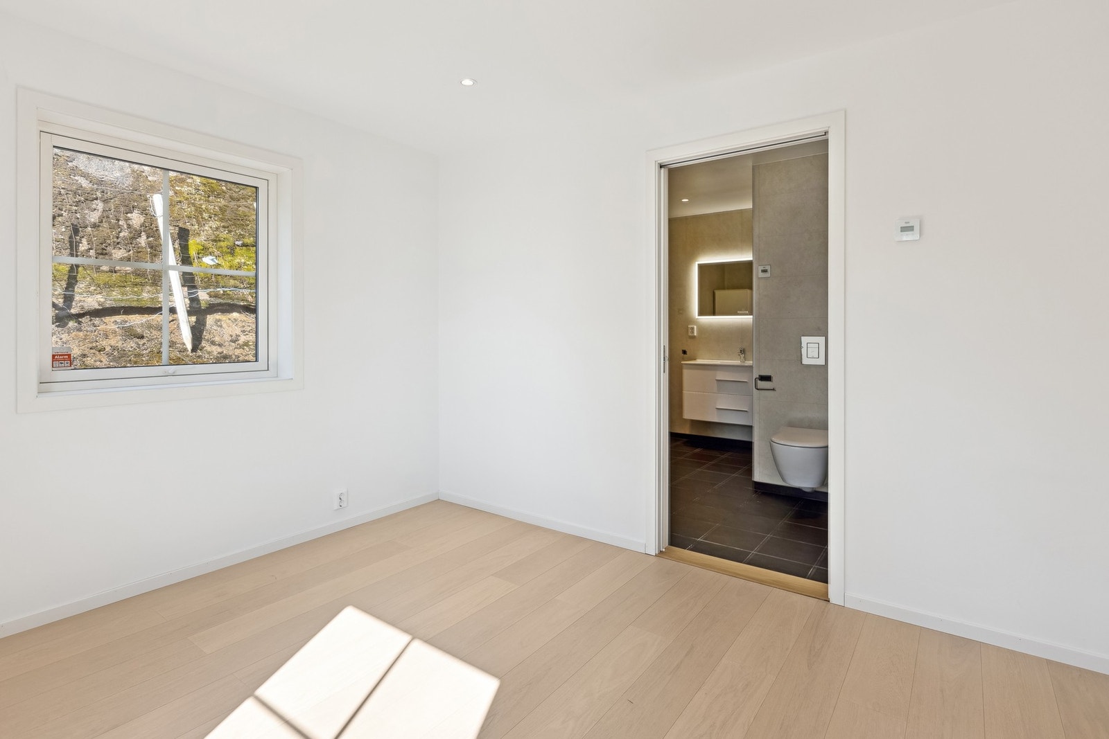 God plass til dobbeltseng og garderobeløsning - alt du trenger i hverdagen Galleribilde