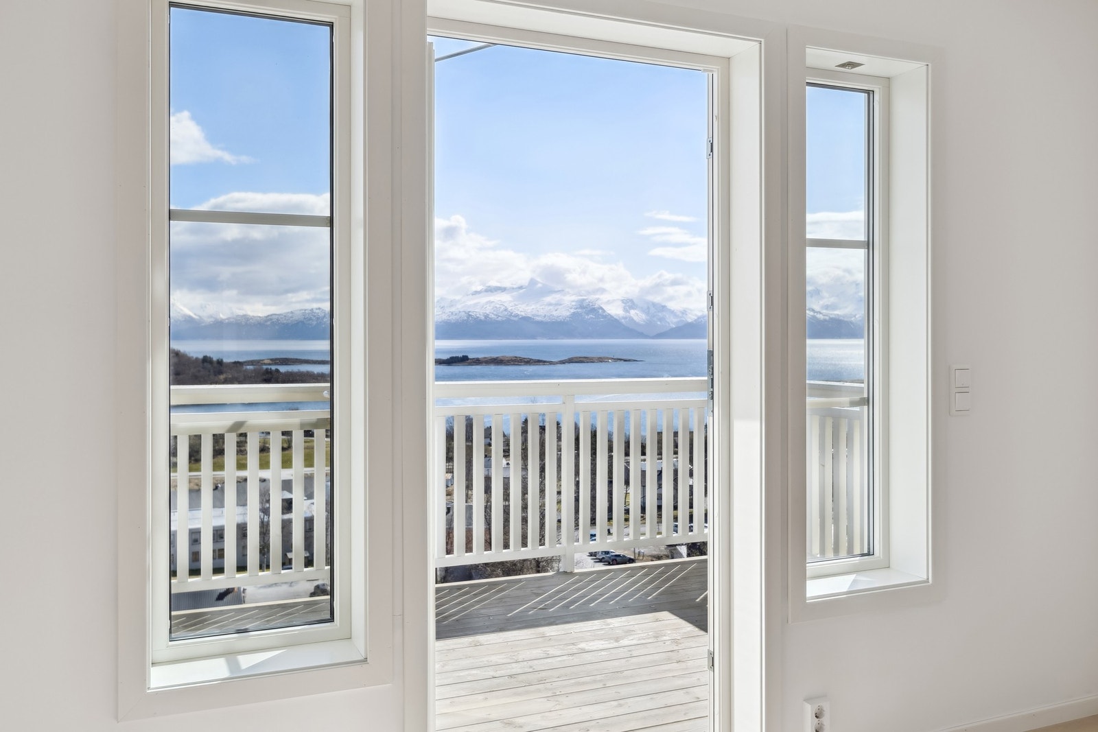 Boligen har flere balkonger fordelt på etasjene - her kan du følge solen hele dagen - utgang i fra stue i andre etasje Galleribilde