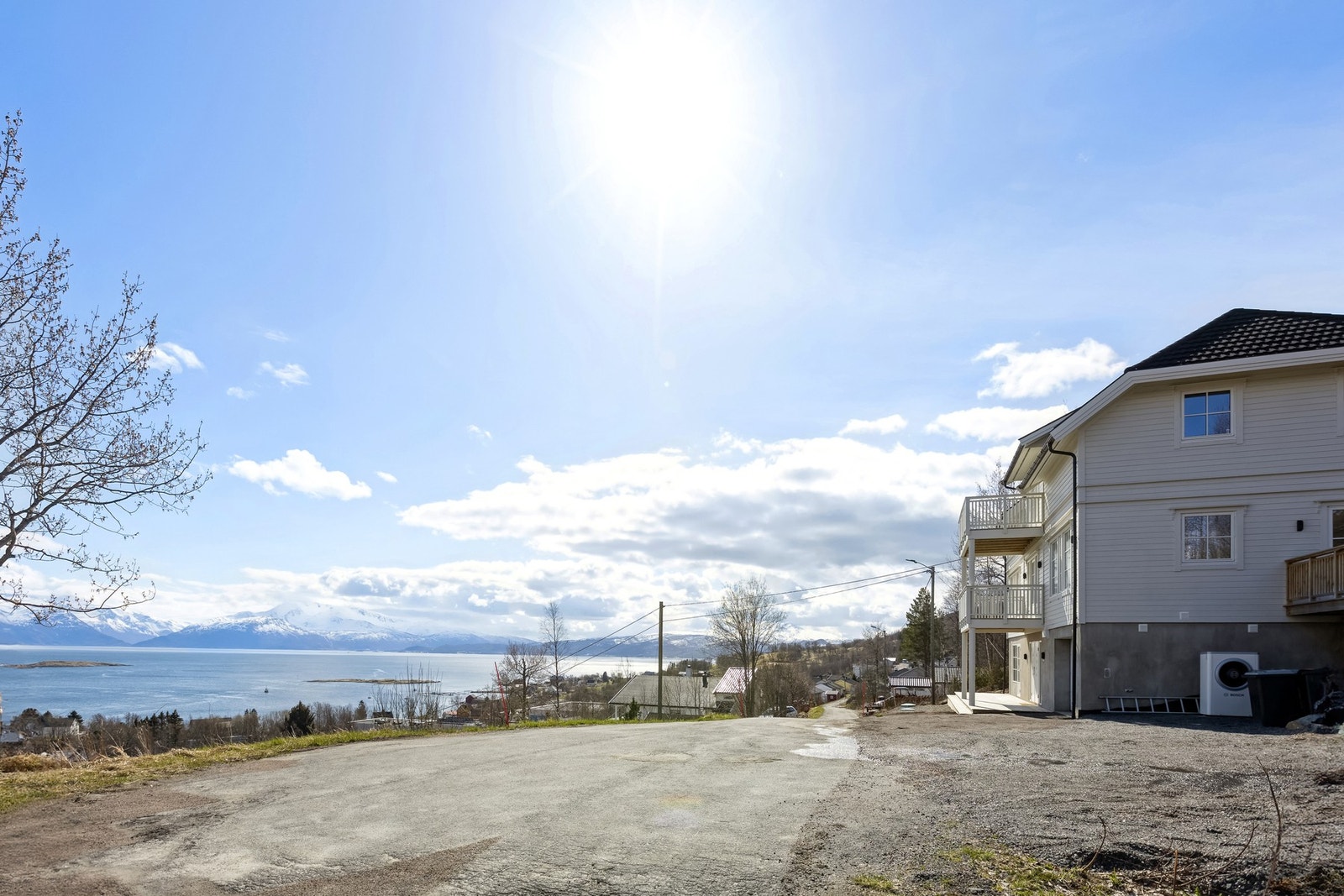 Den rolige beliggenheten gir trygghet for lek og opphold utendørs, uten bekymring for biltrafikk Galleribilde