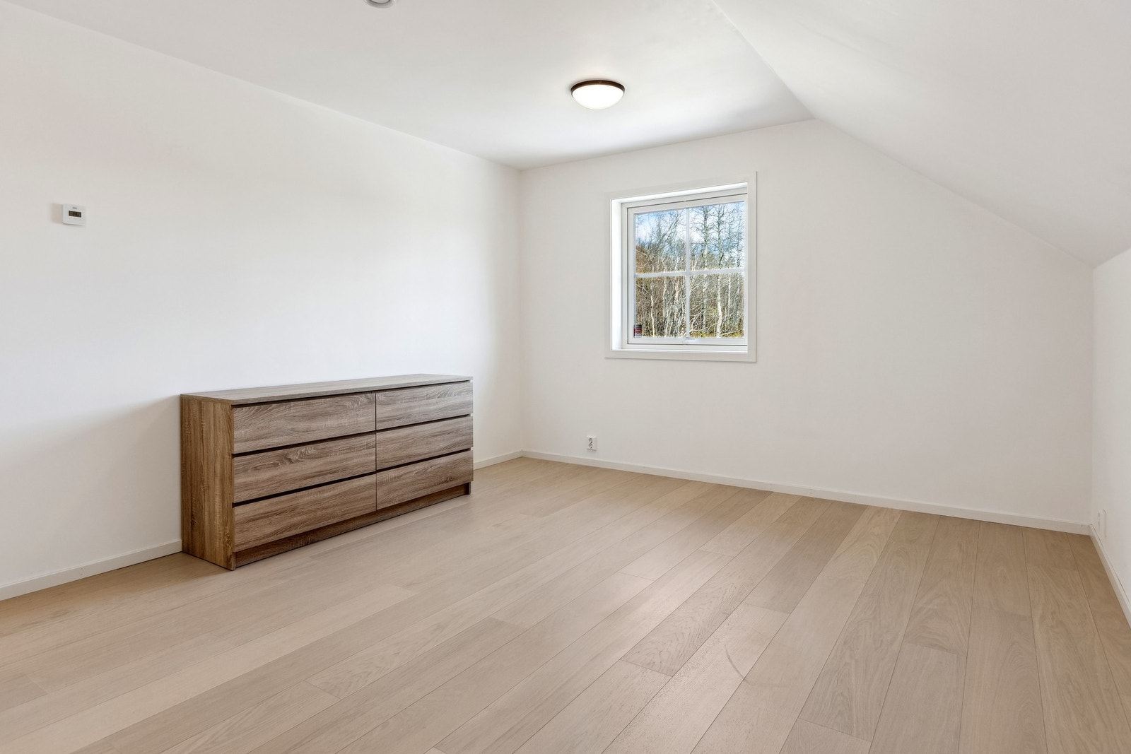 Soverom nr 4 i andre etasje - Plassering i øverste etasje gir ro og privatliv Galleribilde