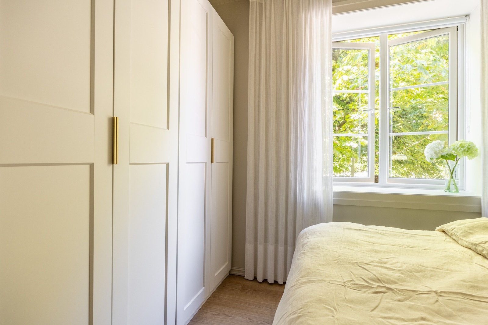 Innredet med mye gardeobe langs vegg. Galleribilde