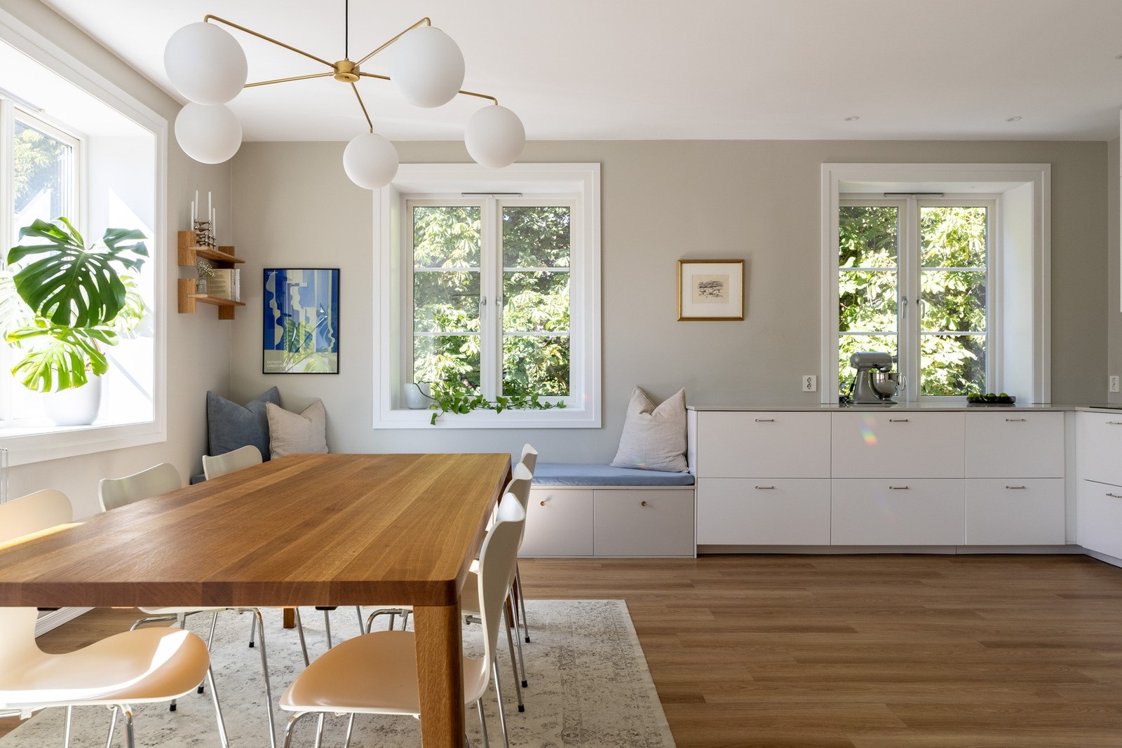 Store vindusflater (fra 2018) som slipper inn mye naturlig lys. Galleribilde
