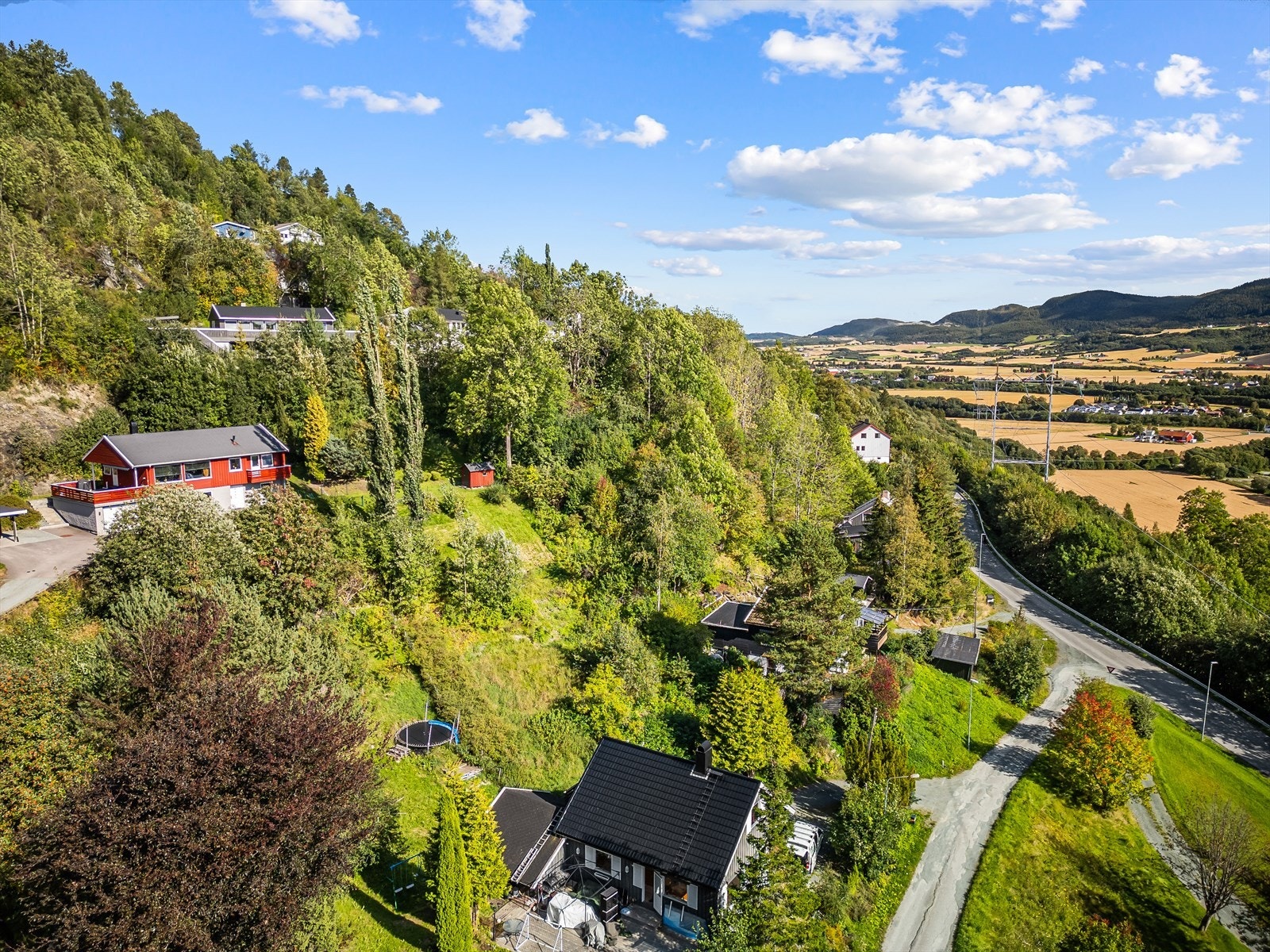 På tomten er det godkjent rammetillatelse for oppføring av en enebolig over tre etasjer. Galleribilde