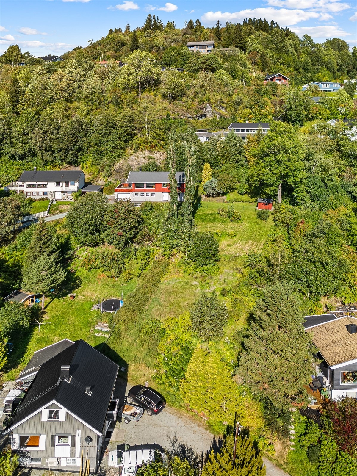 Tomten har slående, vakker utsikt utover Vassfjellet og mot Melhus sentrum. Galleribilde