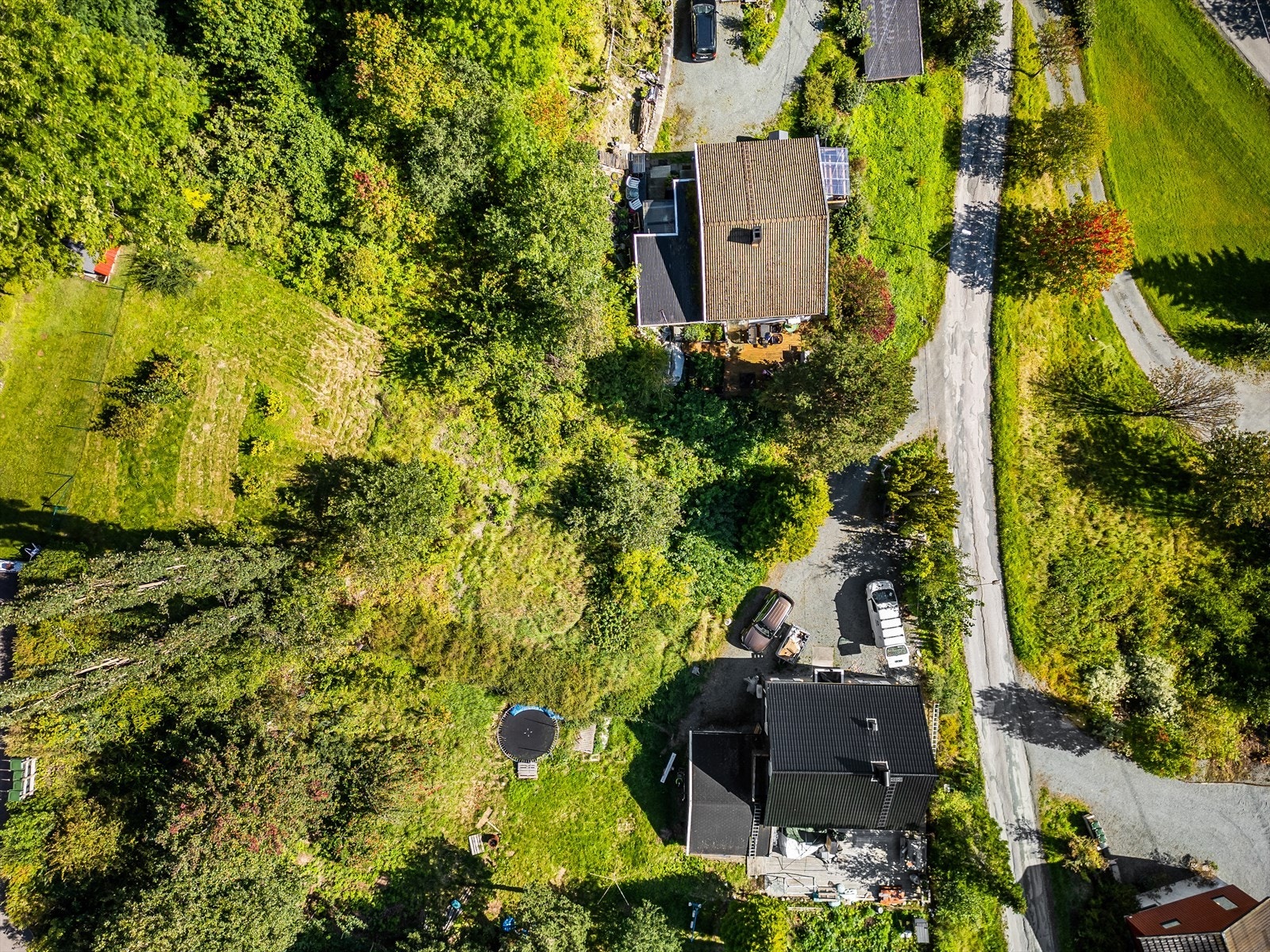 Den planlagte eneboligen er tegnet med integrert garasje og en selvstendig boenhet. Galleribilde