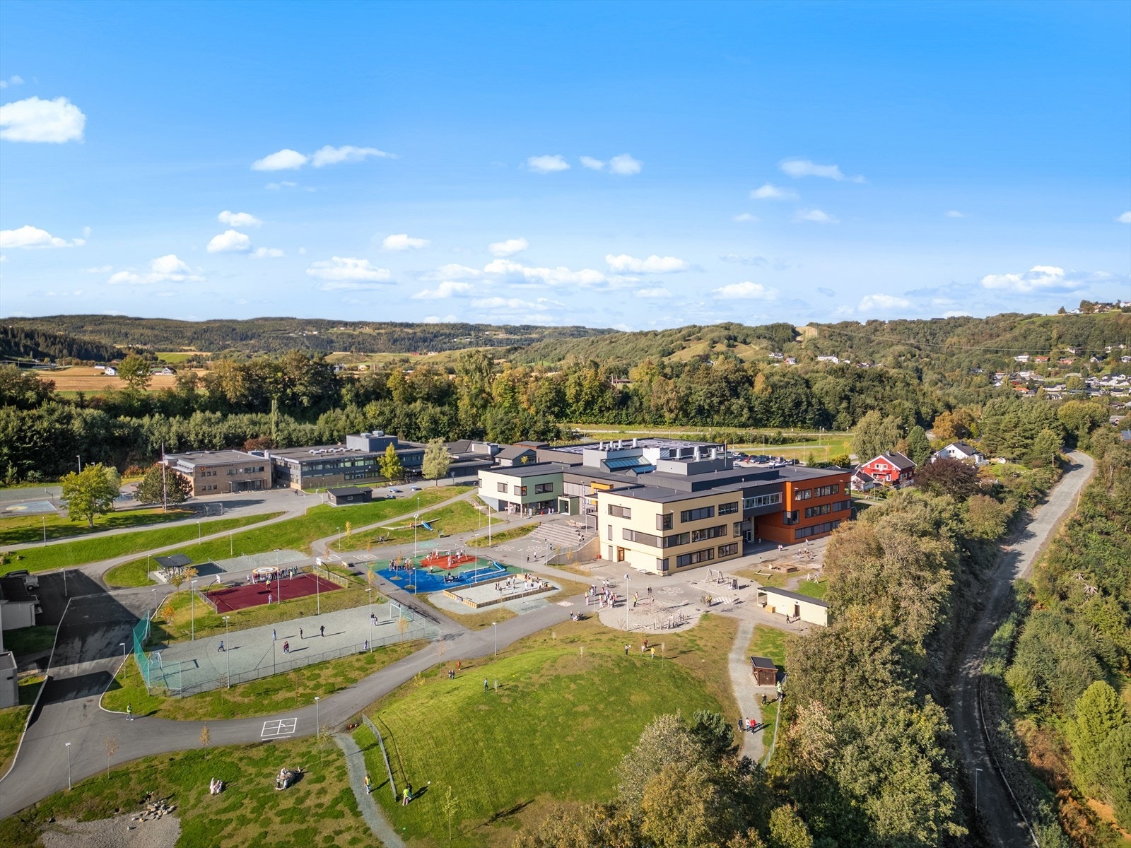 Fra eiendommen er det ca. 2 km til Gimse barneskole og Gimse ungdomsskole. Galleribilde