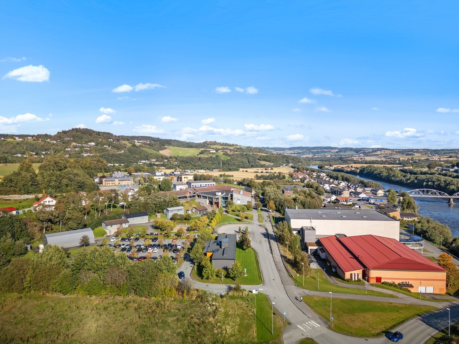 Melhus VGS ligger i tilknytning med Melhushallen Sør og Nord, samt Bankhallen som er innendørs kunstgressbane. Galleribilde