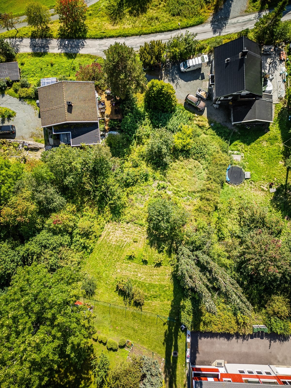 Det foreligger rammegodkjennelse for enebolig med utleiedel og integrert garasje. Tegningene vil følge over til ny eier, og se videre i bildeserien for å se fasade og planskisser. Galleribilde
