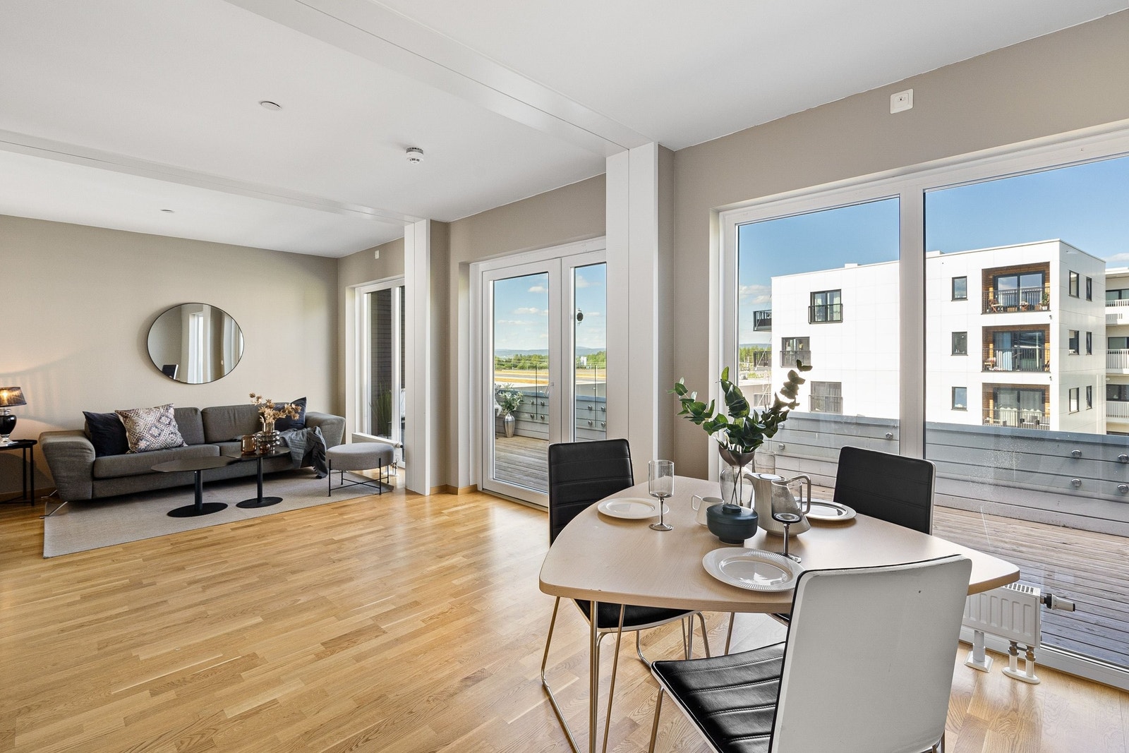 Stue og åpen kjøkkenløsning gir god romfølelse. Store vinduer langs hele veggen gjør det særdeles hyggelig og delikat. Galleribilde