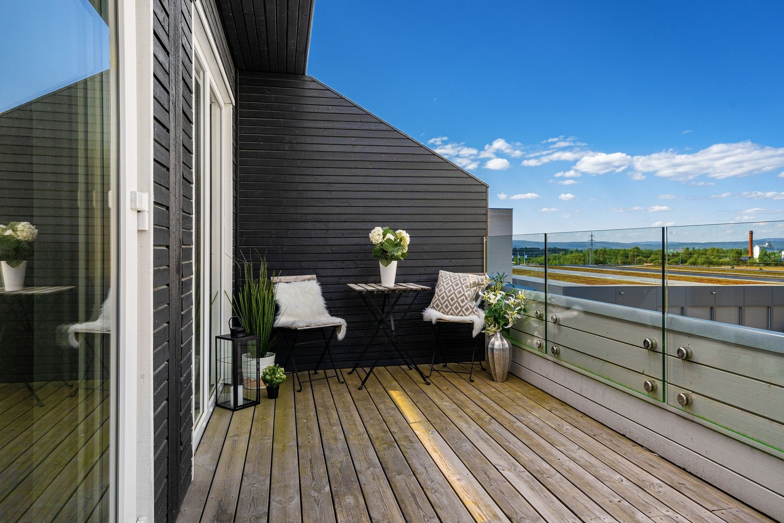 Nydelig stor terrasse som gjør det attraktivt å benytte denne flittig på godværs dager. Det er lett å invitere naboer, venner eller familie på både brunch, grillfest eller kveldskos. (regler gjelder for bruk av grill etc). Galleribilde