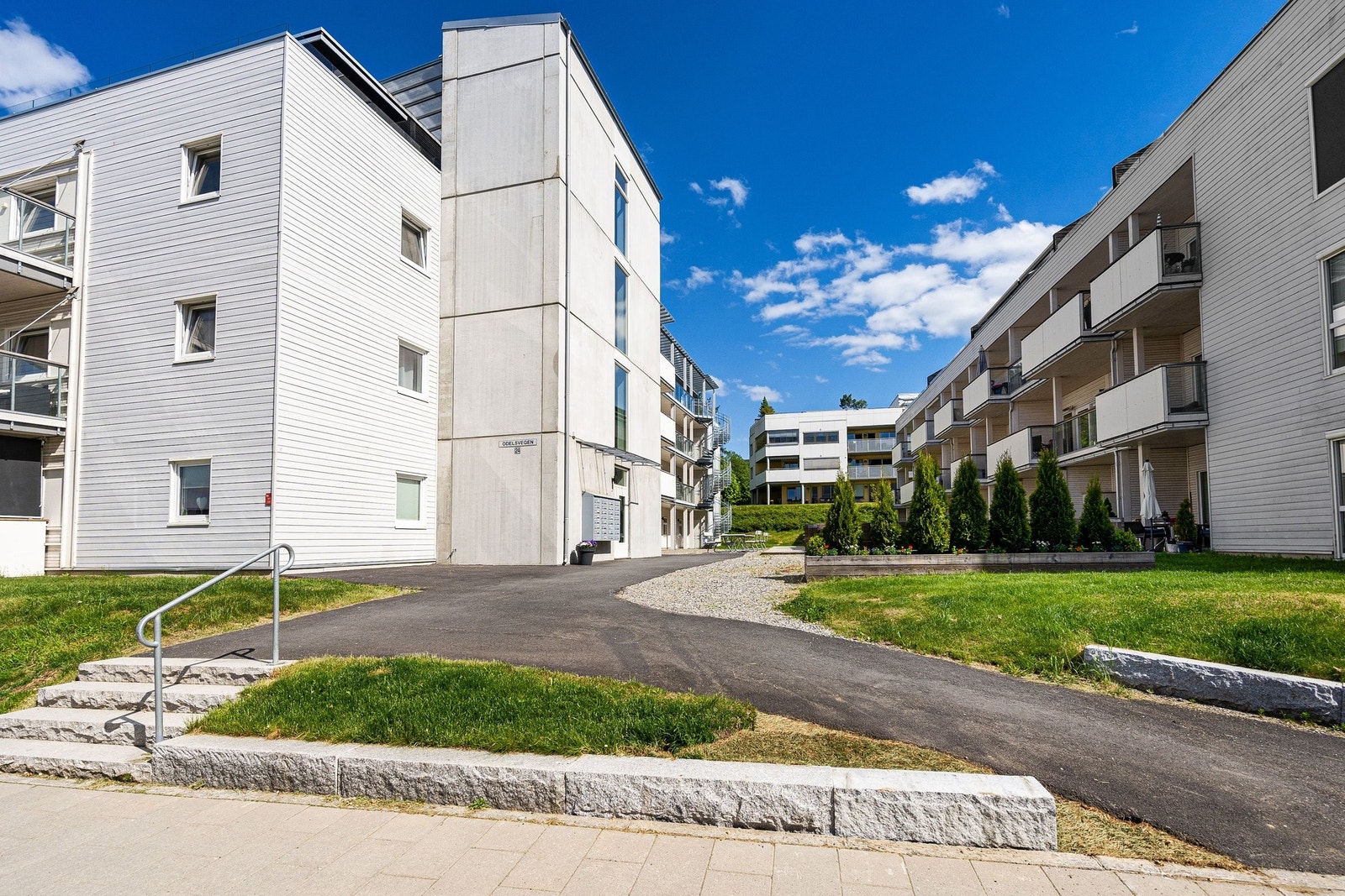 Fasade og adkomst til boligen. Galleribilde