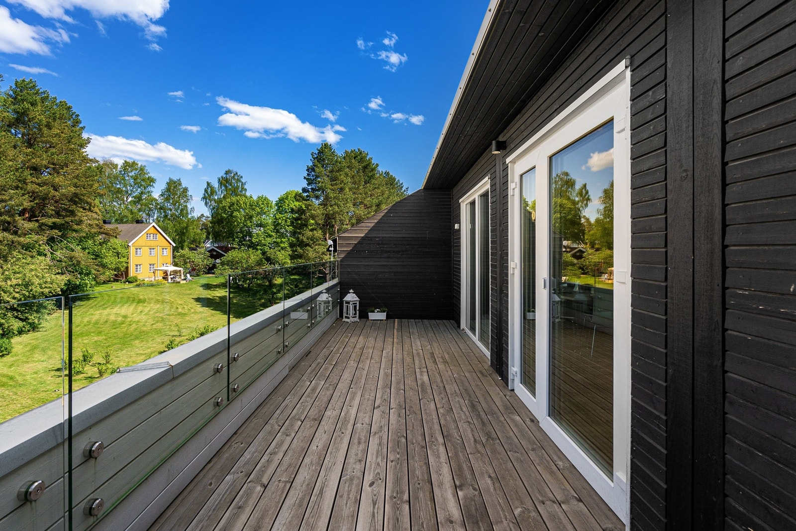Nydelig stor terrasse som gjør det attraktivt å benytte denne flittig på godværs dager. Det er lett å invitere naboer, venner eller familie på både brunch, grillfest eller kveldskos. (regler gjelder for bruk av grill etc). Galleribilde