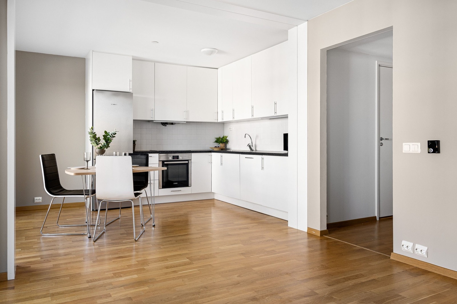 Lyst kjøkken med store vinduer fra gulv og nesten helt opp til taket. Flislagt mellom benk og overskap. Godt med skap-plass, flotte hvitevarer medfølger inkl oppvaskmaskin. Meget praktisk og god plass til spisestue/sittegruppe. Galleribilde