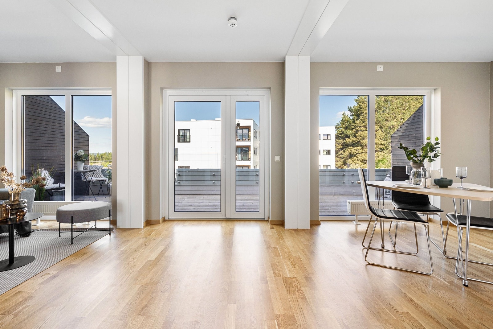 Lys og fin stue med store vinduer langs hele veggen. Utgang til stor solrik terrasse med landlig utsikt. Galleribilde