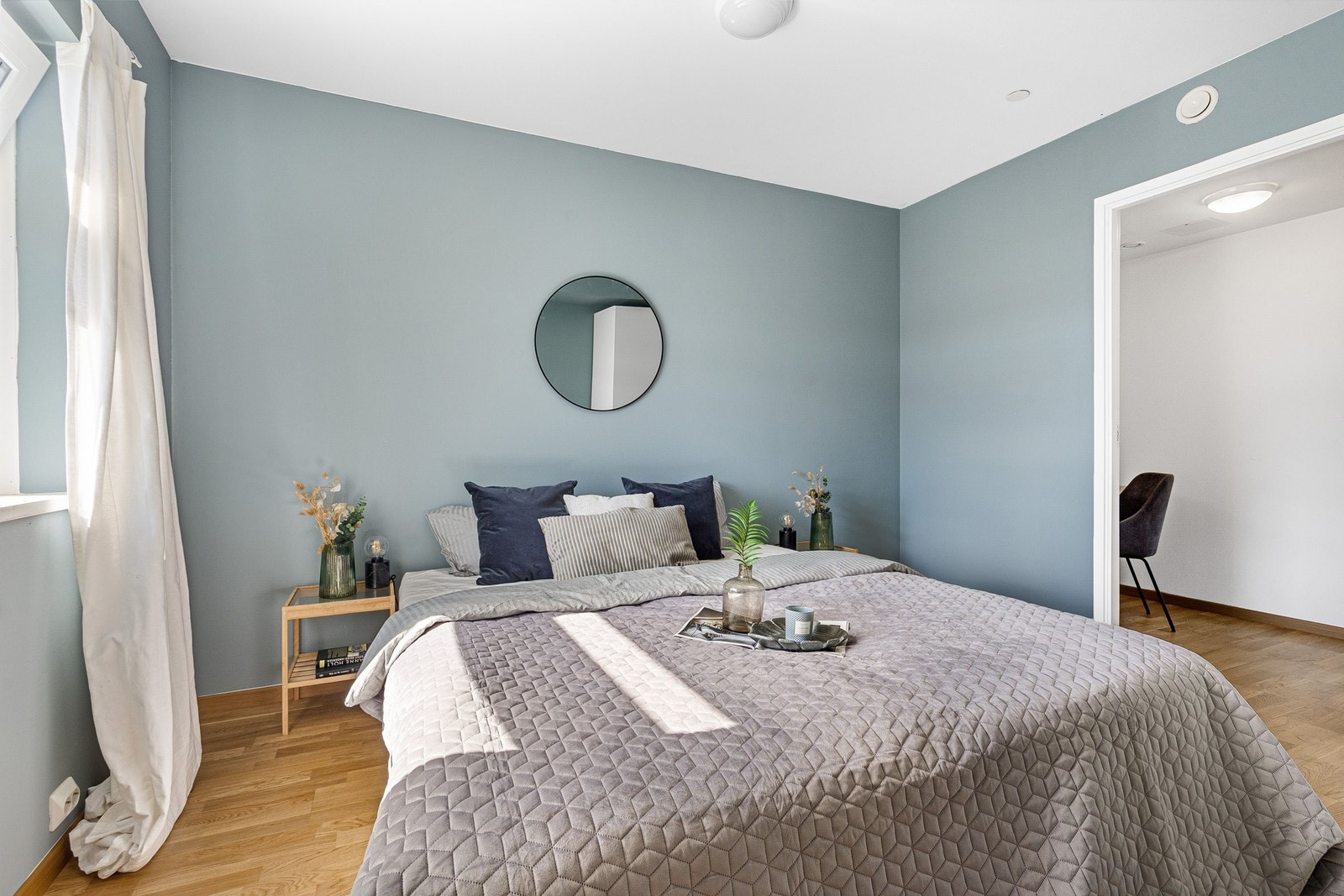 Soverom 2 med walkin closet / bod / kontor i bakgrunn Galleribilde