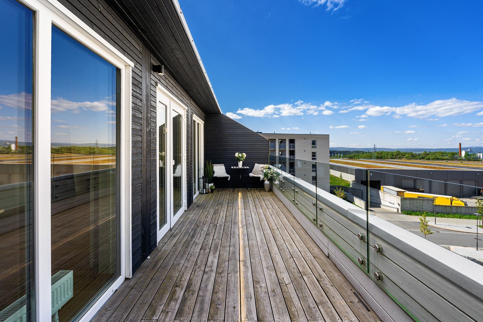 Topp leilighet med stor solrik terrasse med landlig utsikt. Galleribilde