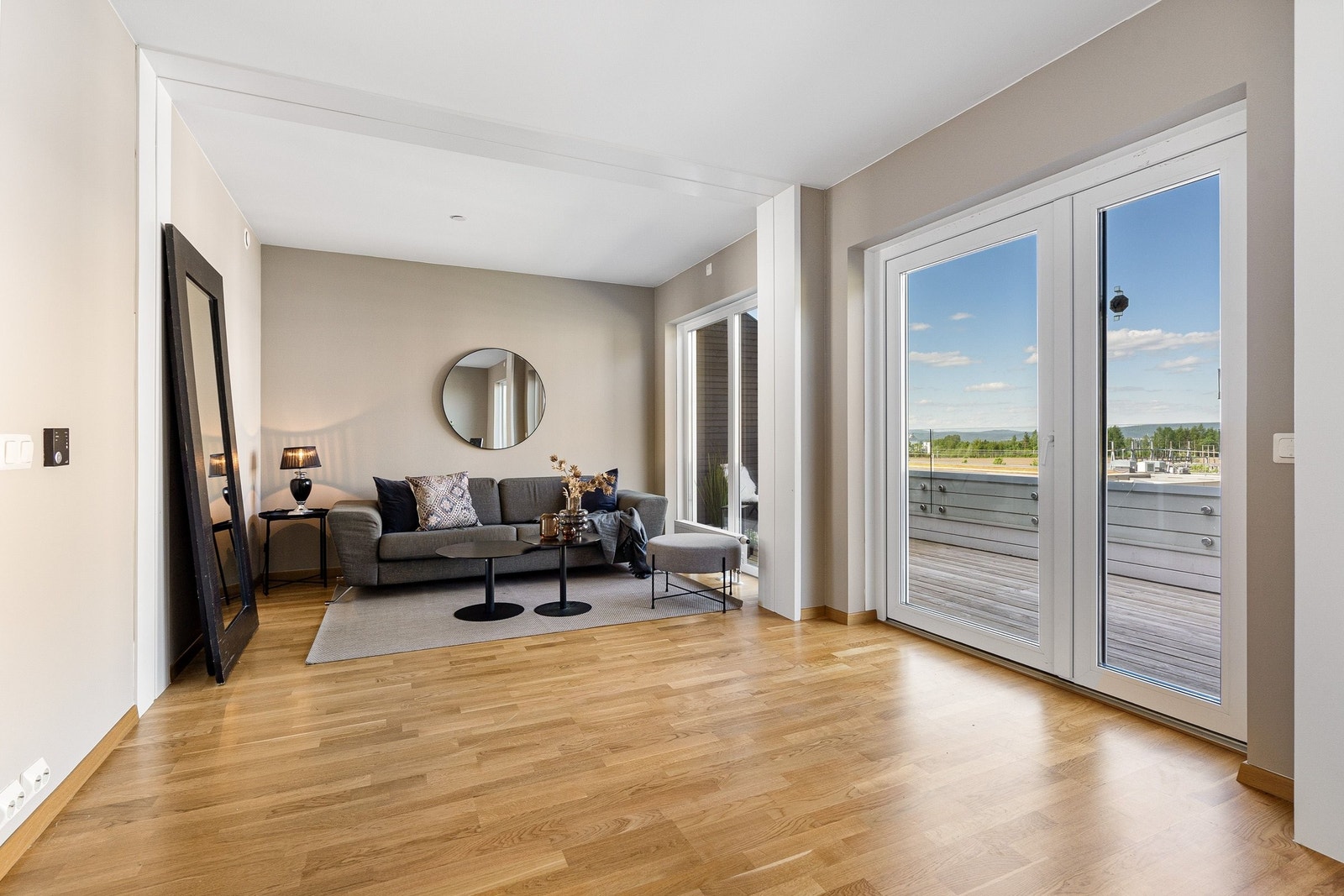 Lys og fin stue med store vinduer langs hele veggen. Sofa/sittegruppe kan møbleres på flere ulike måter. Utgang til stor solrik terrasse med landlig utsikt. Galleribilde