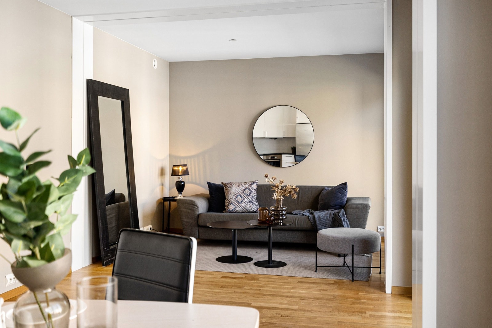 Stue og åpen kjøkkenløsning gir god romfølelse. Store vinduer langs hele veggen gjør det særdeles hyggelig og delikat. Galleribilde