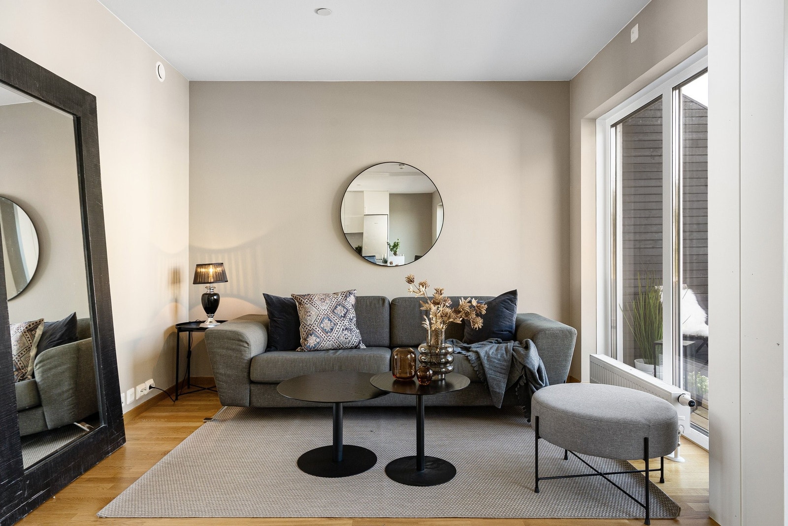 Lys og fin stue med store vinduer langs hele veggen. Sofa/sittegruppe kan møbleres på flere ulike måter. Galleribilde