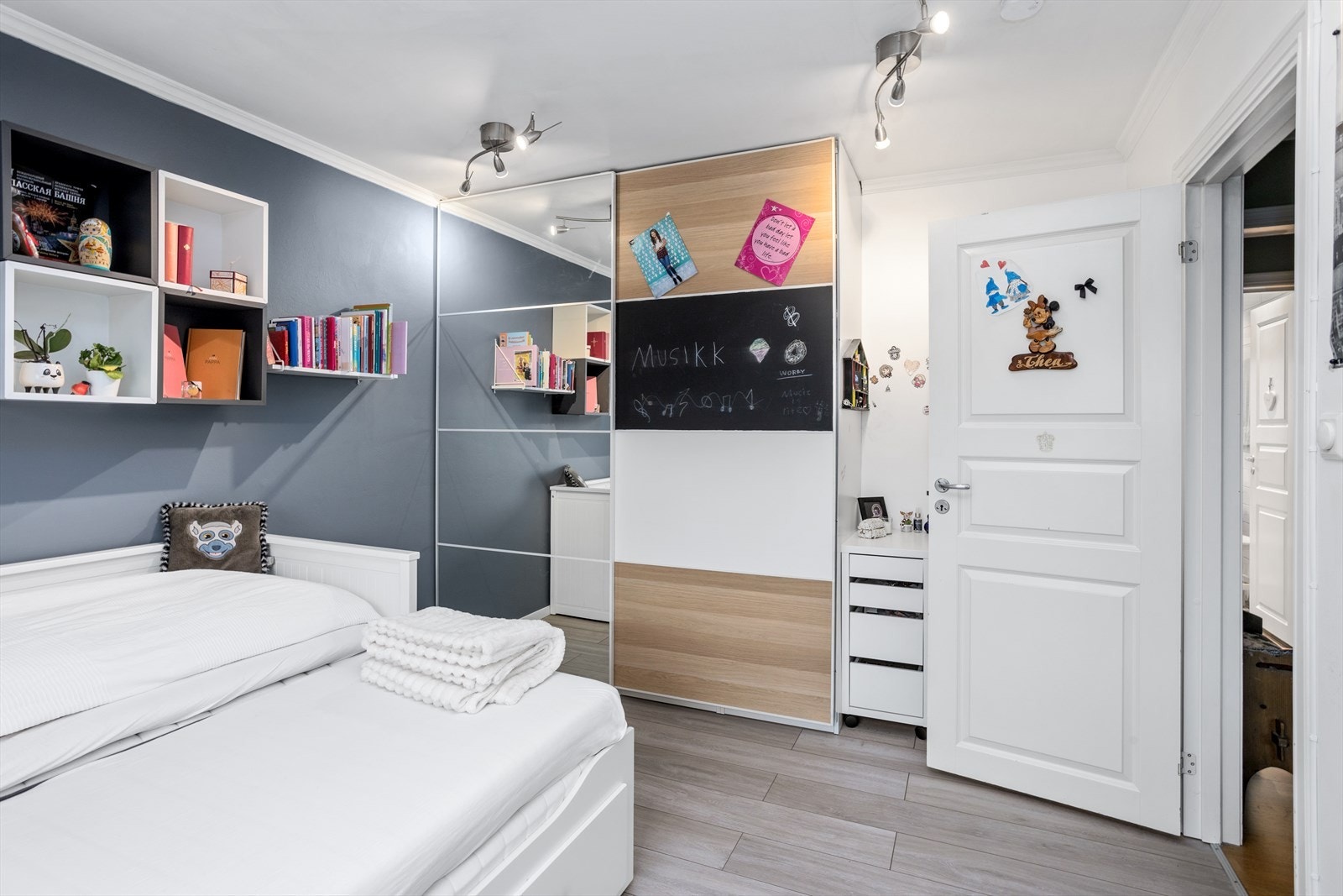 Praktisk skyvedørsgarderobe Galleribilde