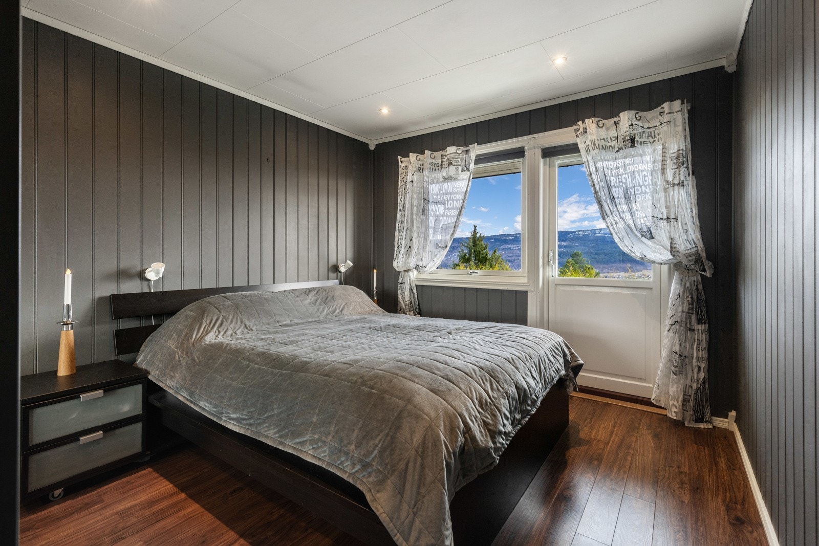 Tre soverom ligger sammen i første etasje, meget praktisk hvis man har små barn. Galleribilde