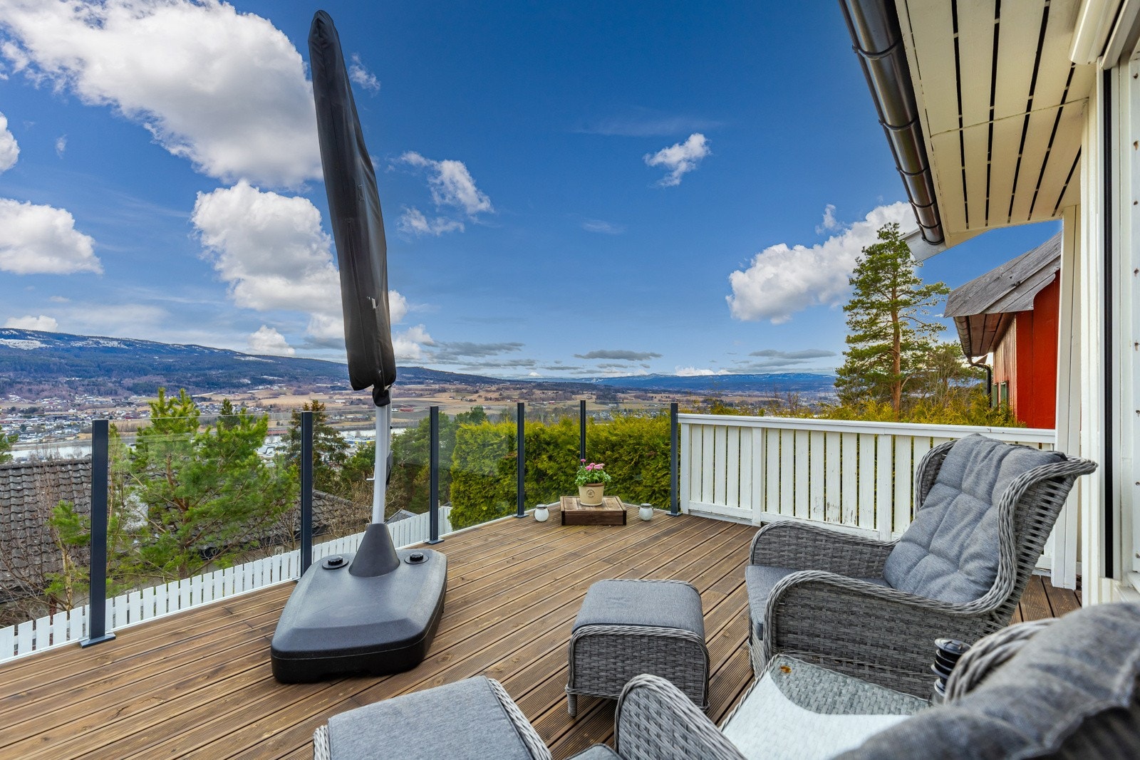 Terrassebordene ble lagt i 2021, og den flotte utsikten ivaretas av et stilrent glassrekkverk montert to år senere. Galleribilde