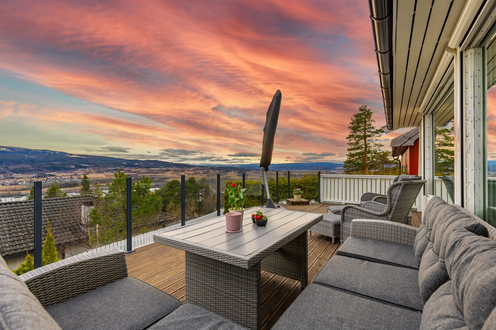 Boligen ligger høyt til i terrenget med vidstrakt og helt nydelig utsikt over nærområdene. Galleribilde