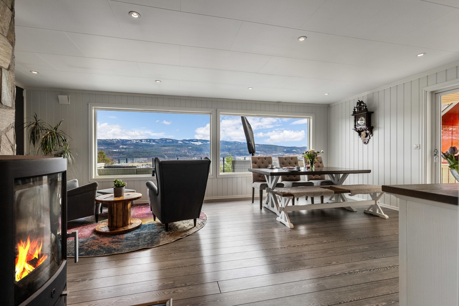 Sammen med kjøkkenet utgjør stuen et flott allrom Galleribilde