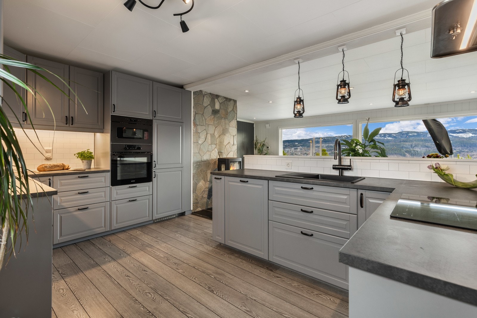 pvaskkum. For et luftigere uttrykk er flere overskap droppet til fordel for åpne flater, men det er likevel godt med både skap- og benkeplass på kjøkkenet. Galleribilde