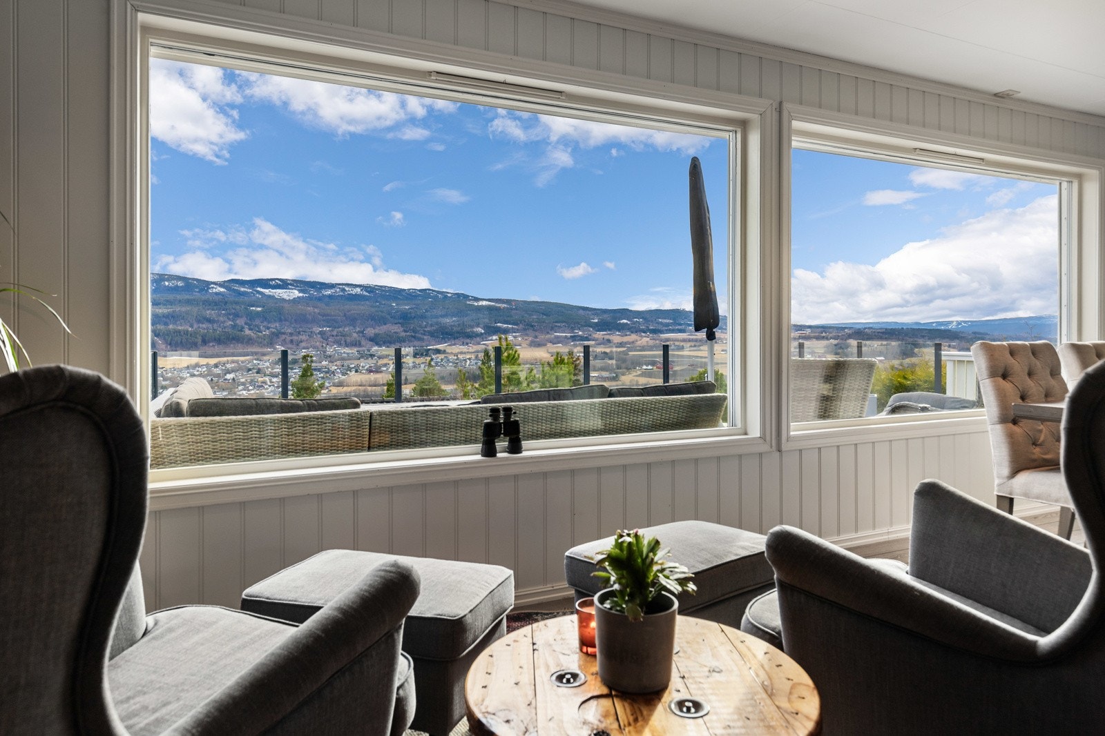 Det er fine lysforhold via vinduer i tre himmelretninger. Galleribilde