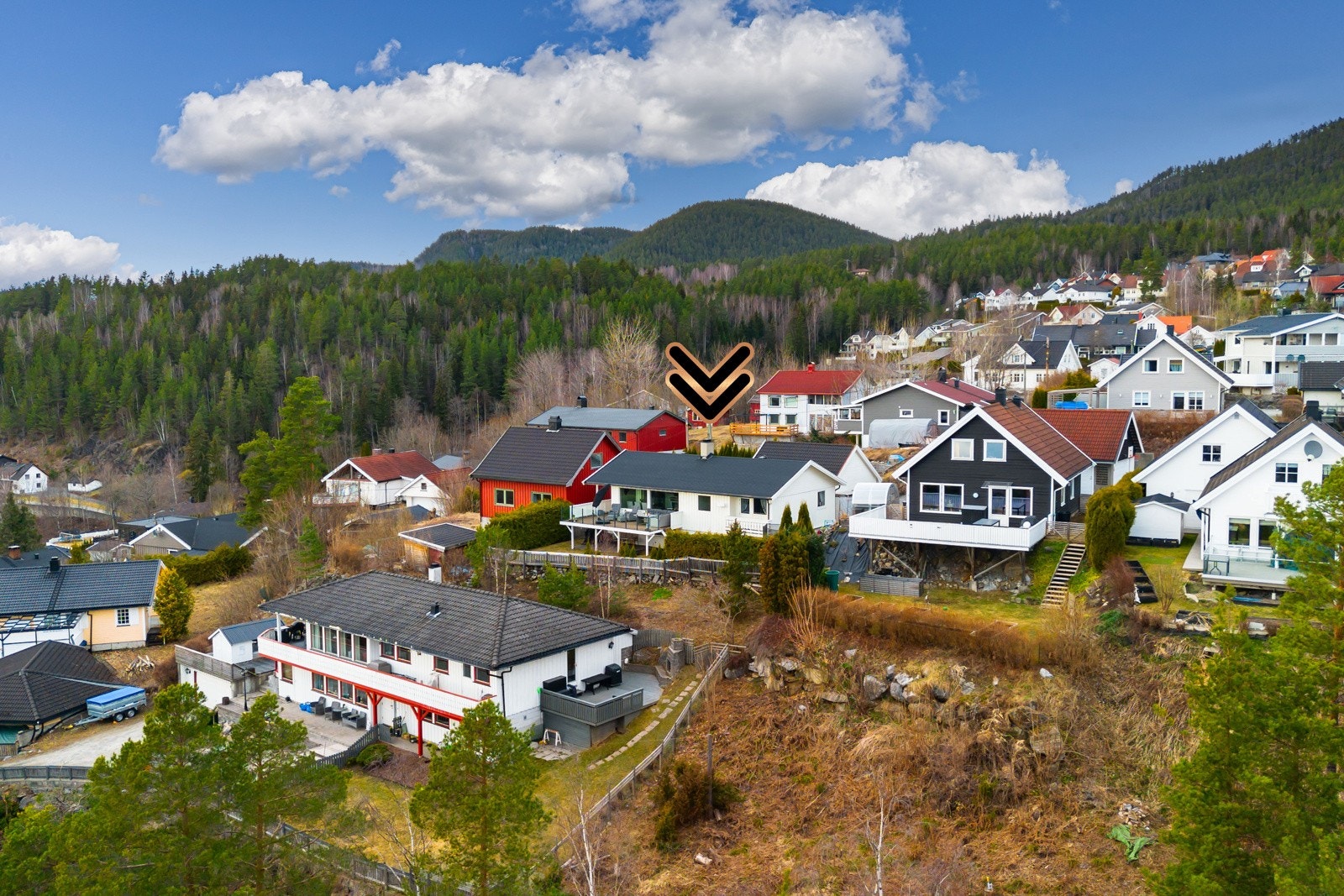 Beliggenheten er ideell for familier, i et stille og rolig nabolag med nærhet til skoler, barnehager og fritidsaktiviteter. Galleribilde