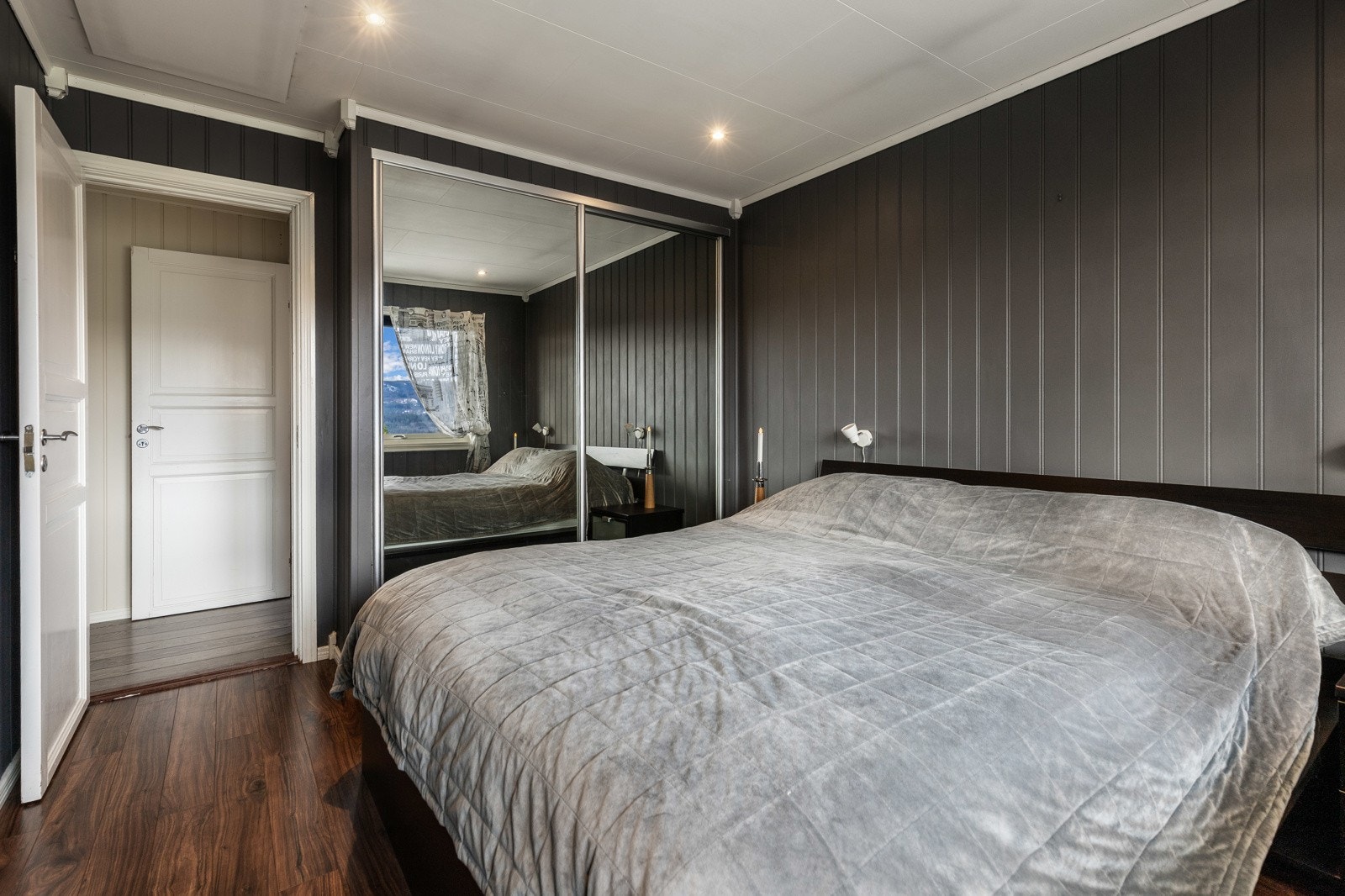 Hovedsoverommet har plass til dobbeltseng, og det er mye oppbevaring i en stor og plassbygd skyvedørsgarderobe med speilfronter. Galleribilde