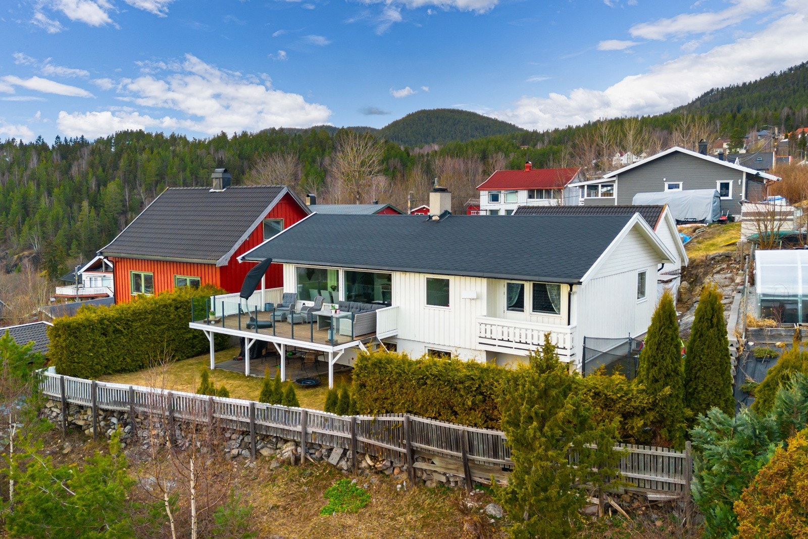 Det er også en luftebalkong utenfor hovedsoverommet. Galleribilde