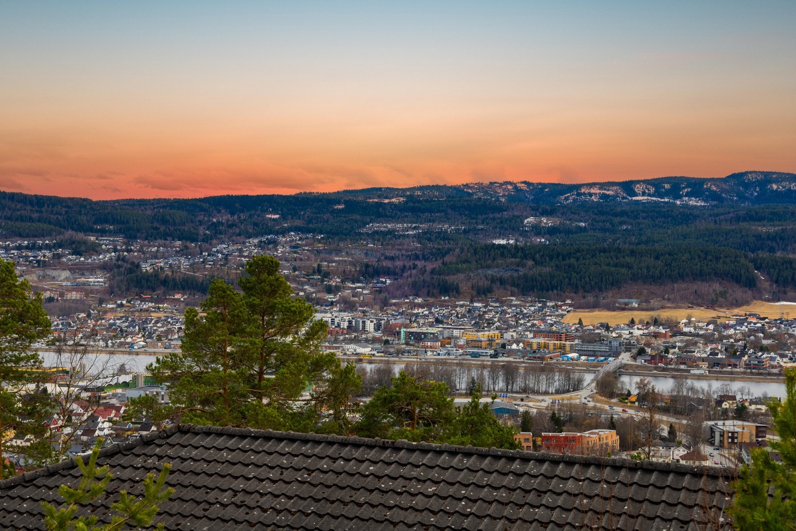 Her kan man se mot Drammen, Mjøndalen, Krokstadelva og Kongsberg i det fjerne. Galleribilde