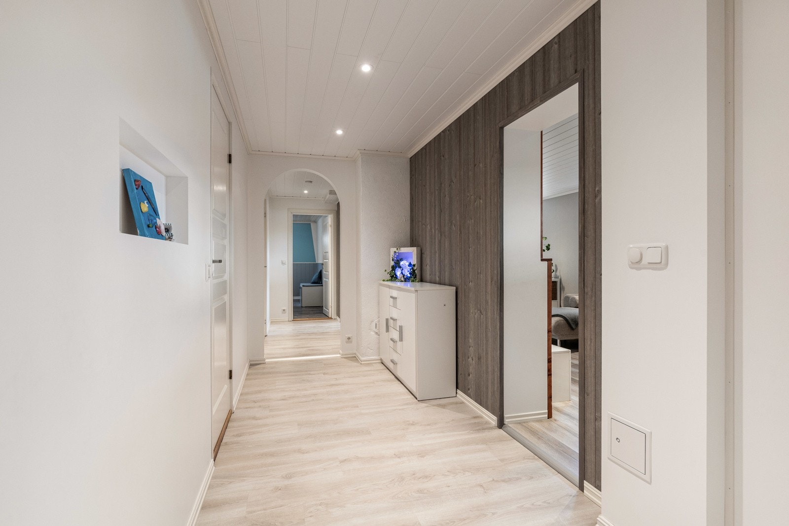 I underetasjen har boligen en kjærkommen stue for familien, et ekstra oppholdsrom til lek, vennebesøk og avslapning. Galleribilde