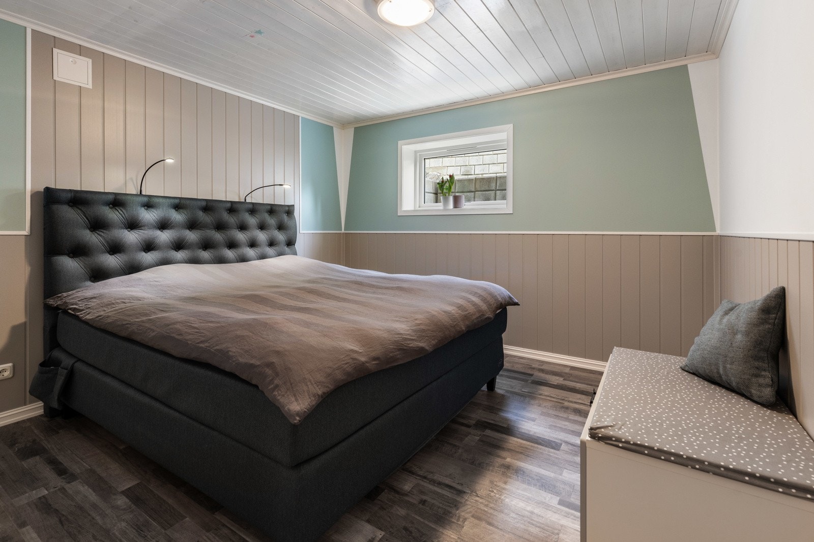 Boligen har også et godkjent soverom i underetasjen. Galleribilde