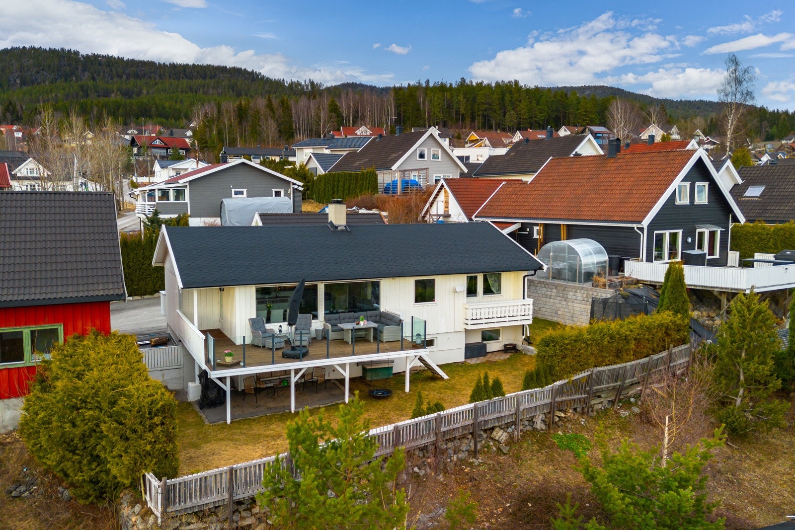 Området er stille og rolig, med nærhet til skoler, butikker og idrettsanlegg. Galleribilde